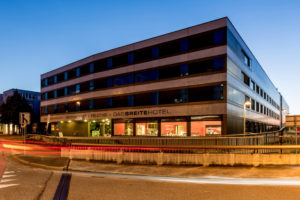 Hotel-Fassade bei Nacht