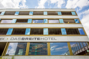 Hotel-Fassade gegen Himmel