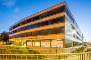 Nacht in Basel: Hotel-Fassade